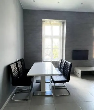 Apartamento Renovated And Spacious Two-bedroom In