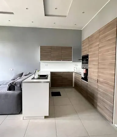 Renovated And Spacious Two-bedroom In Apartment *